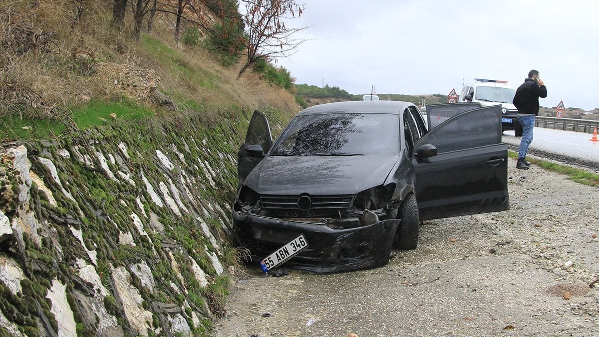 Manisa’da kontrolden çıkan tır, otomobile çarptı