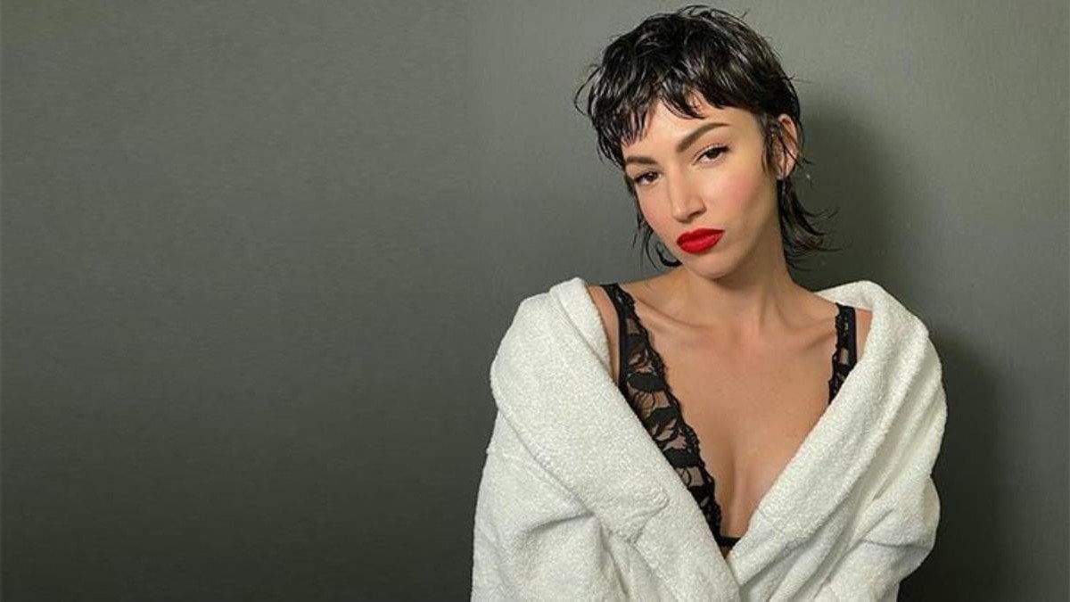 Mini eteğiyle nefes kesti! La Casa De Papel’in Tokyo’su Ursula Corbero cesur pozlarıyla mest etti!