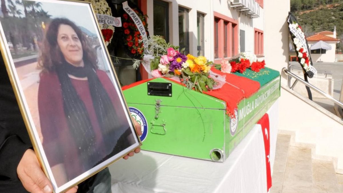 Muğla’da indiği otobüsün altında kalan öğretmene tören