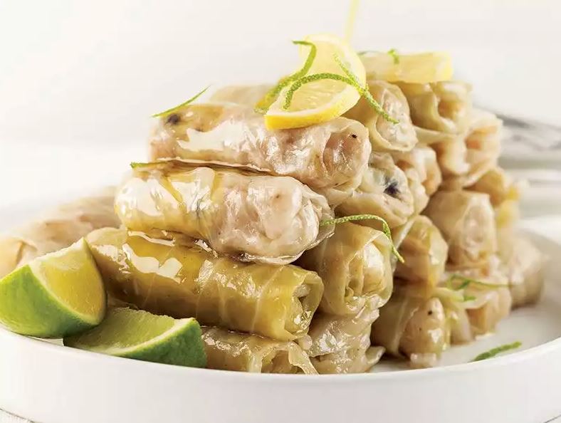 Mutlaka deneyin, bu yöntemle lahana sarması çok daha lezzetli oluyor. Püf noktalarıyla Gaziantep usulü kaburgalı lahana sarması…