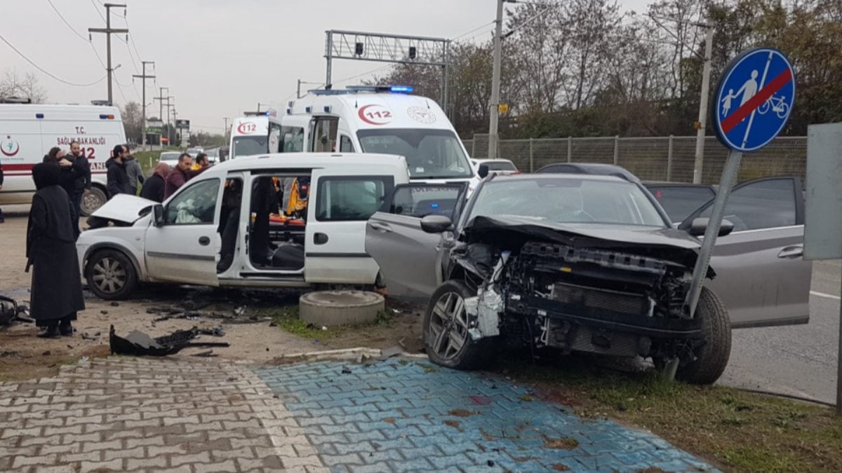 Sakarya’da cip ile hafif ticari araç çarpıştı: 7 yaralı
