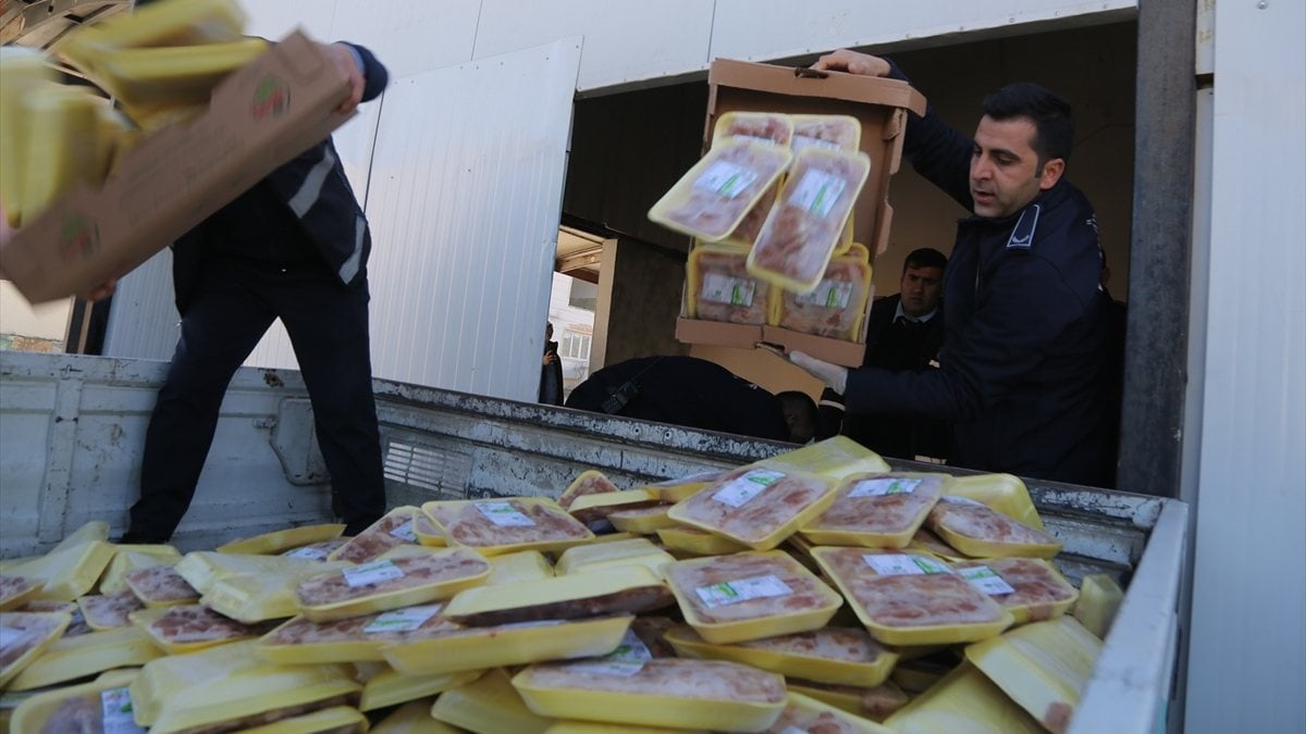 Şanlıurfa’da, son kullanma tarihi geçmiş 7 ton 150 kilo tavuk ele geçirildi