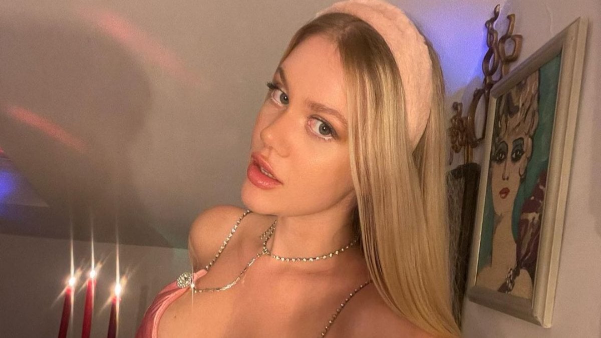 Serel Yereli vücudunu saran pembe saten elbisesiyle açıldıkça açıldı! ‘Noel Anne’