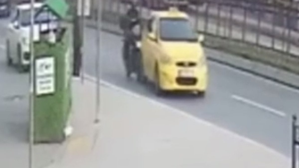 Sultangazi’de yolcu almak için manevra yapınca motosiklet çarptı