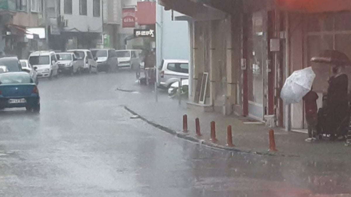 Trabzon’da şiddetli yağış: Caddeler göle döndü