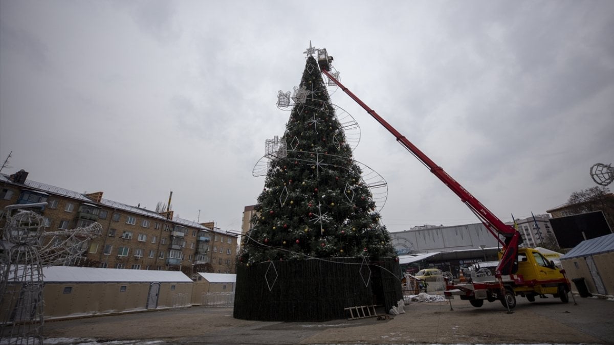 Ukrayna’da savaşın gölgesinde yılbaşı hazırlığı