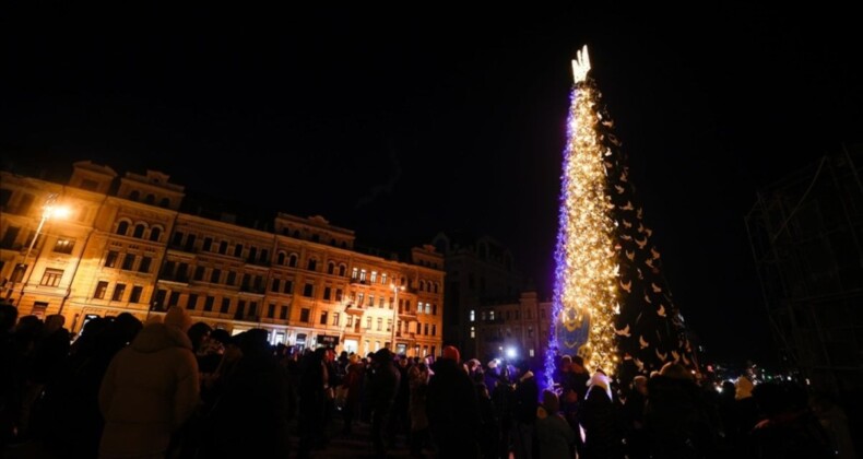 Ukrayna’nın ana noel ağacı jeneratör ile aydınlatıldı