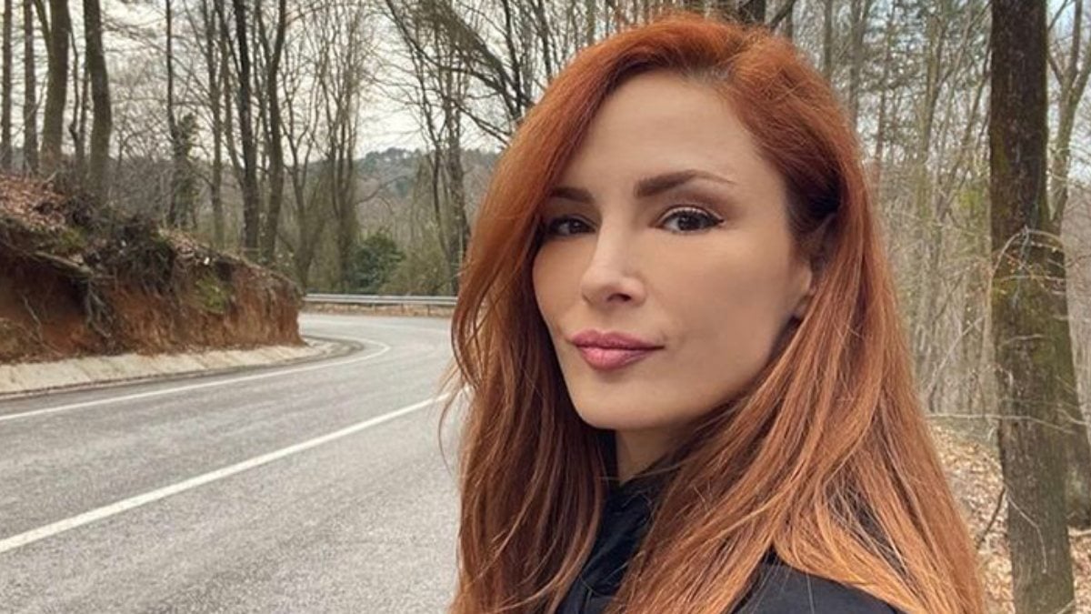 44’lük Mine Tugay’dan derin göğüs dekoltesi…”Üzerime toprak atın acil”