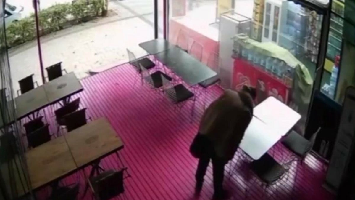 Adana’da işe alınmayan kadın masalara tükürdü