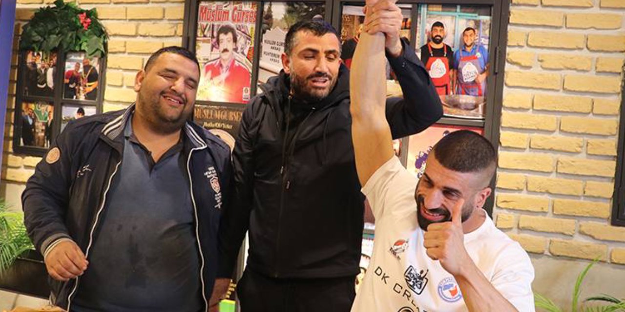 Adana’daki acılı tost yeme yarışmasını Avustralyalı katılımcı kazandı