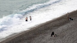 Antalya’da fırtına dindi, soluğu denizde aldılar