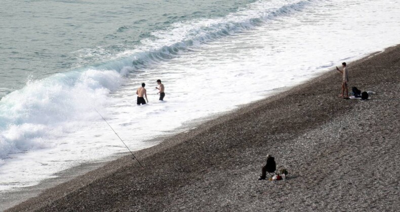 Antalya’da fırtına dindi, soluğu denizde aldılar