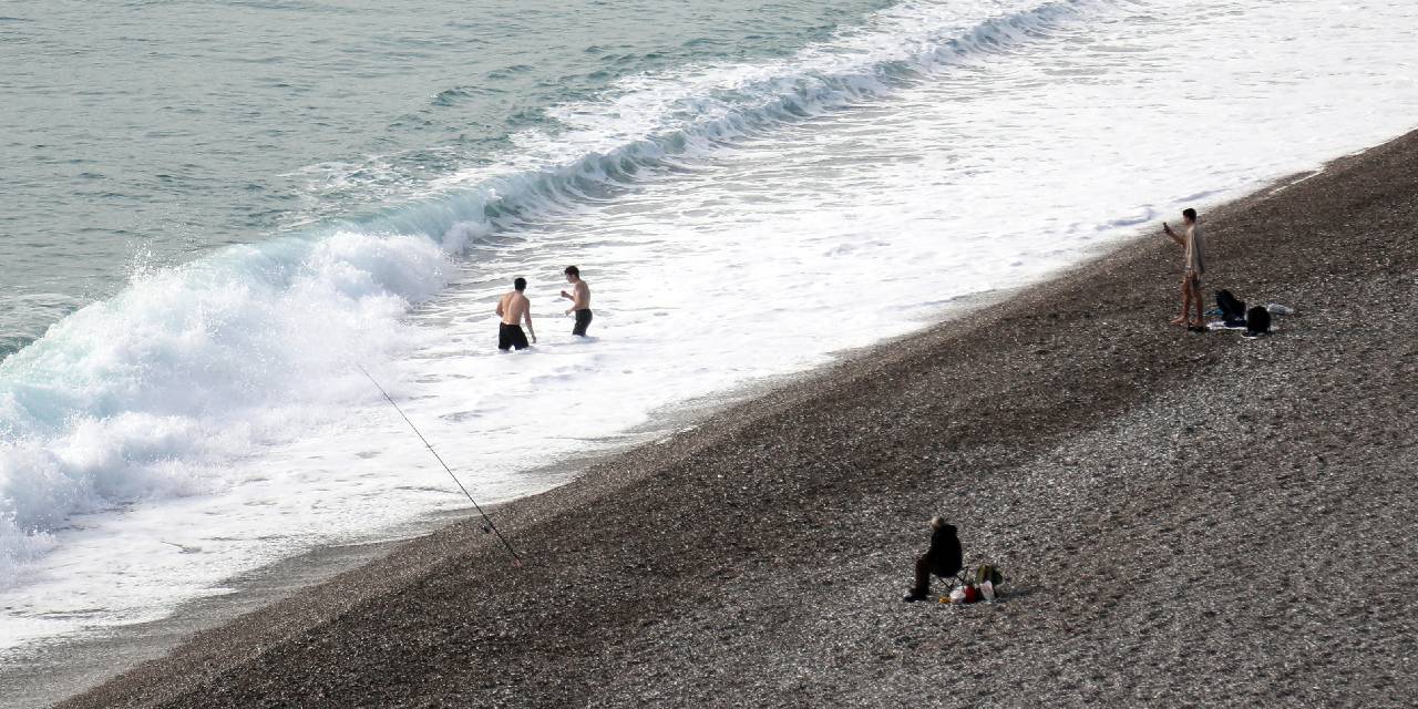 Antalya’da fırtına dindi, soluğu denizde aldılar