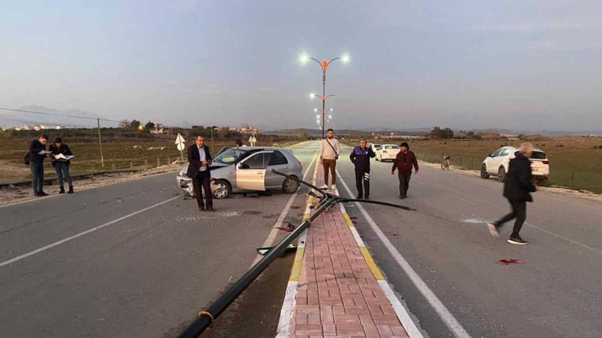 Antalya’da köpeğe çarpmak istemeyen sürücü kaza yaptı