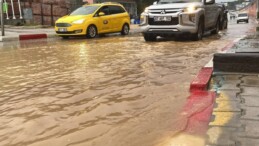 Antalya’da şiddetli yağmur hayatı durma noktasına getirdi