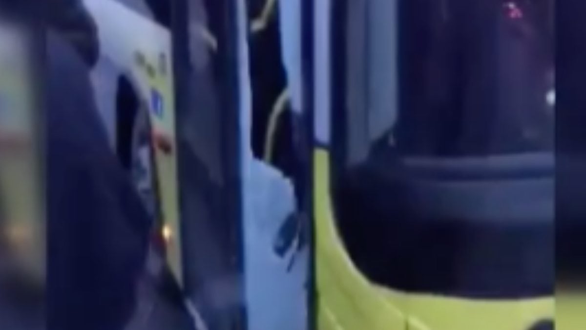 Arnavutköy’de arıza yapan İETT’ye tekmeli saldırı