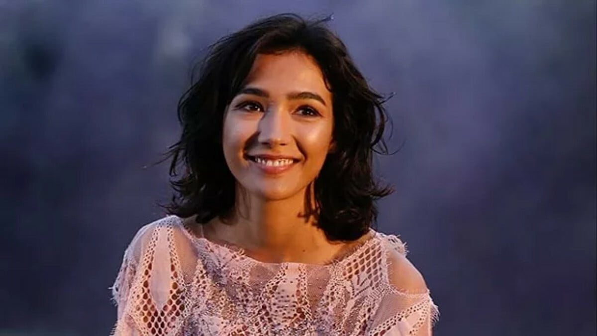Aybüke Pusat süper ötesi minisiyle sere serpe uzandı! Kasığa kadar gösterdi: “Bacaklar lens mi?”
