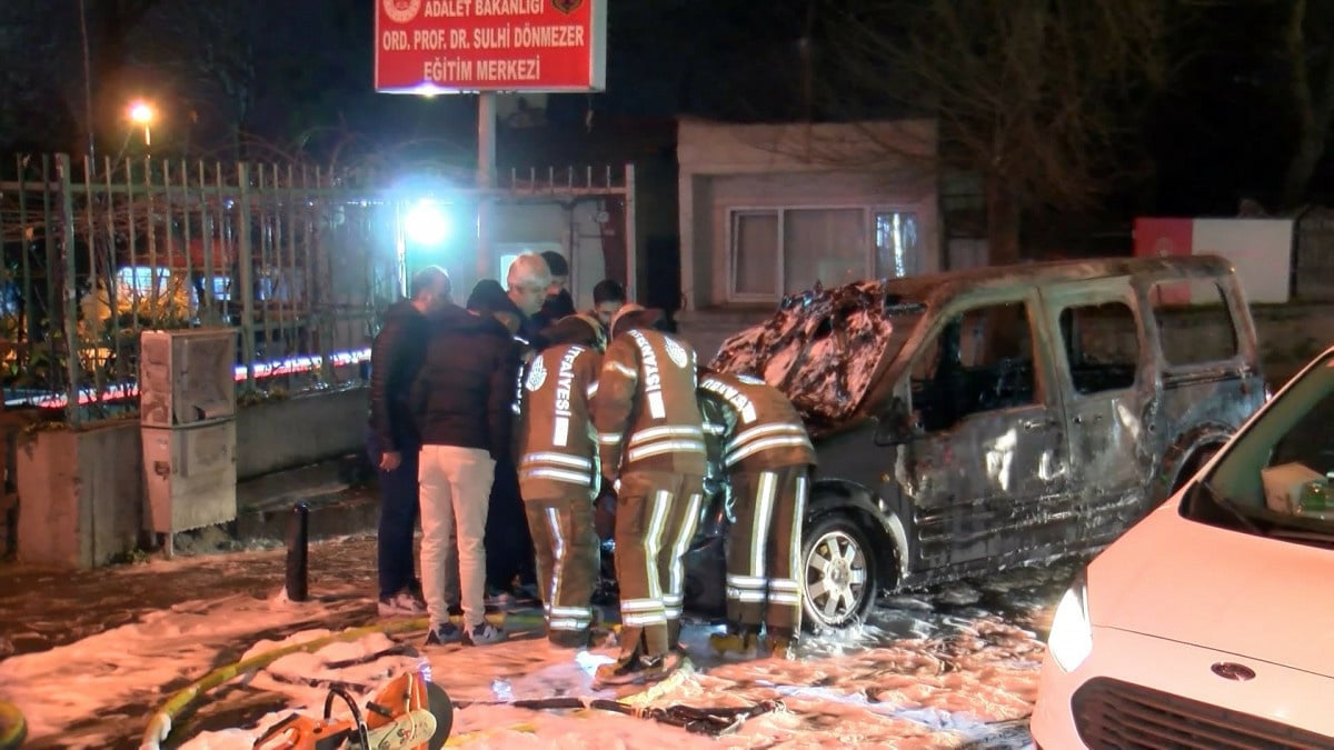 Bahçelievler’de satış için götürdüğü araç yolda alev aldı