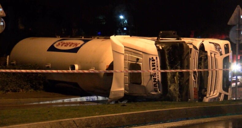 Bakırköy’de yakıt tankeri devrildi, cadde trafiğe kapatıldı