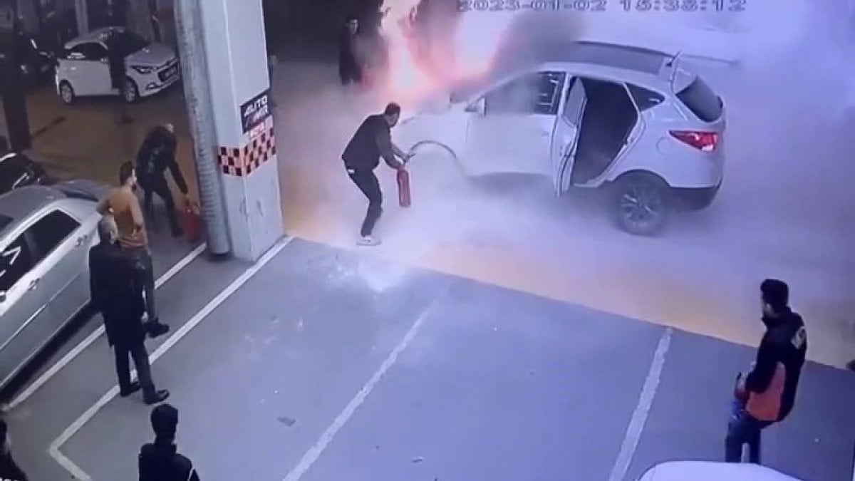 Beylikdüzü’nde ekspere getirilen aracın motoru patladı