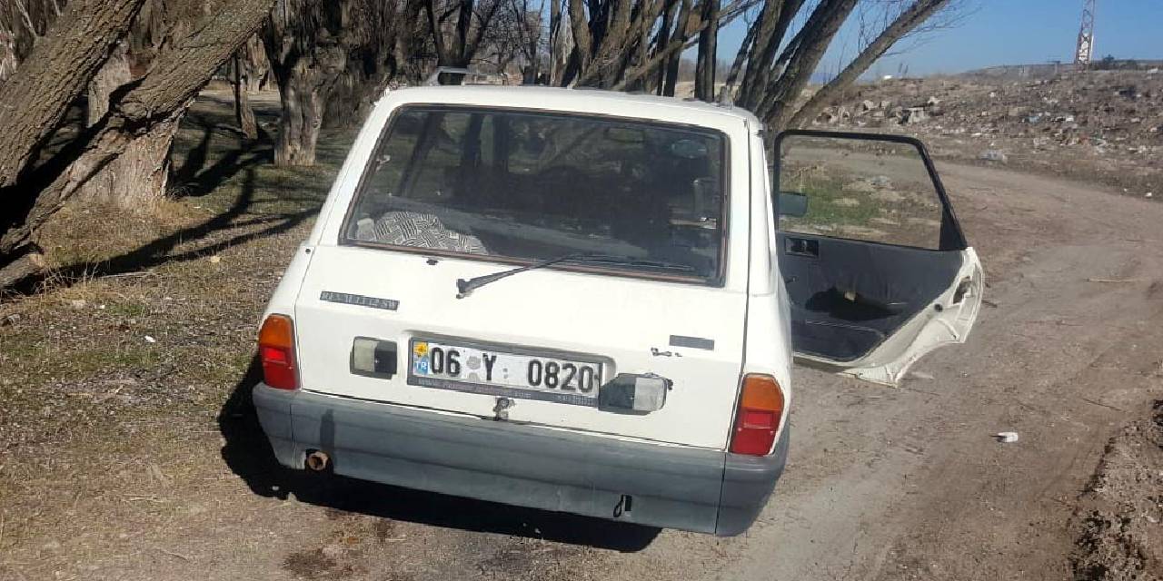 Bir otomobilde üç cansız beden