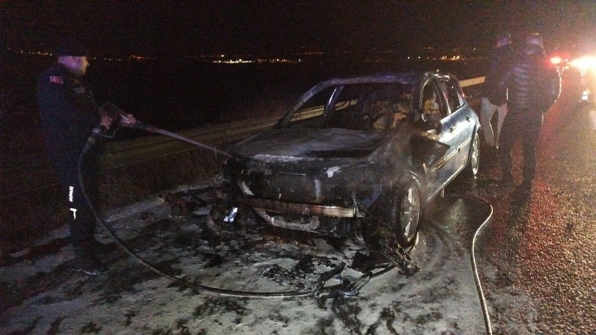 Bursa’da seyir halindeki aracın motor kısmında yangın çıktı