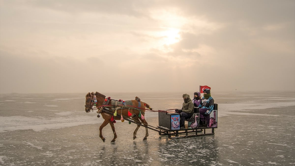 Çıldır Gölü yarıyıl tatilinin uğrak adresi oldu