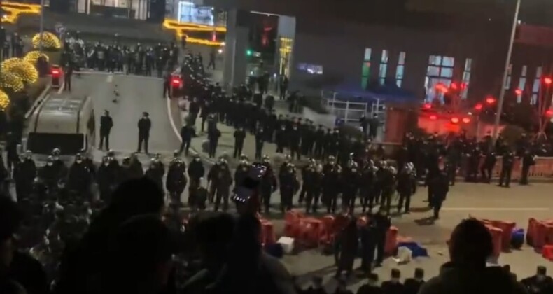 Çin’de protesto: Yüzlerce kişi polisle karşı karşıya geldi