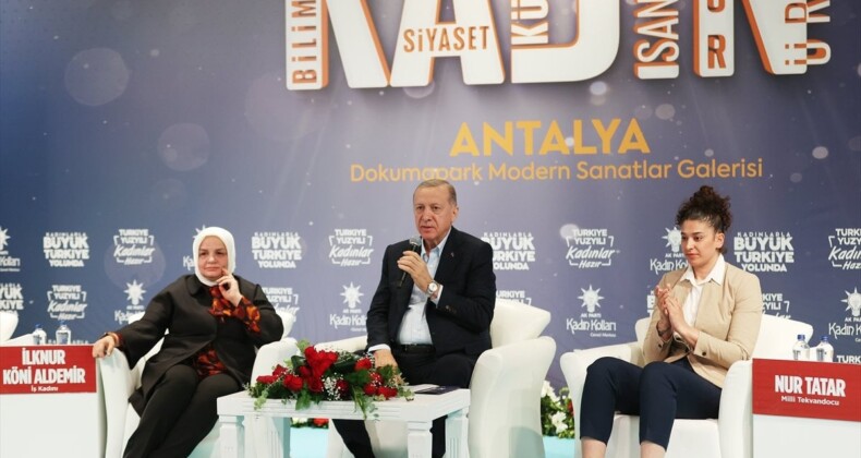 Cumhurbaşkanı Erdoğan, Antalya’da kadınlarla bir araya geldi