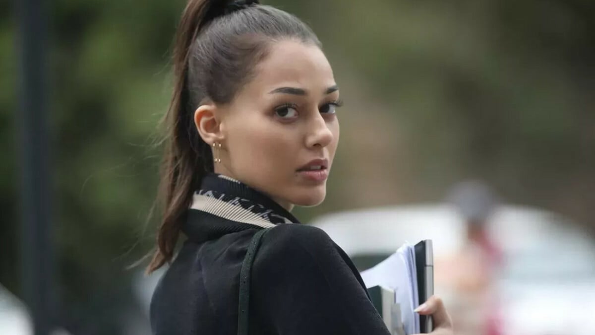 Dilan Çiçek Deniz minisyle sere serpe yatakta! Yorumlar patladı: “Bu seksiliğin sırrı ne kadın?”