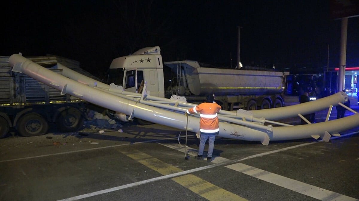 Düzce’de freni boşalan tır D-100’ü birbirine kattı