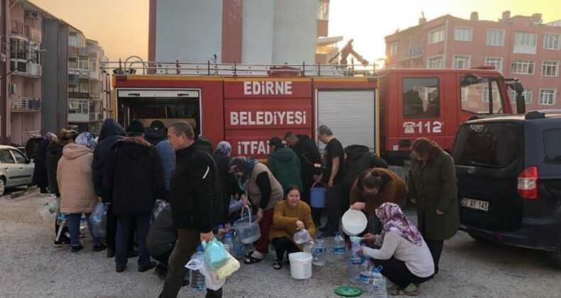 Edirne’de su kesintisi: Halk bidonlarla su kuyruğuna girdi