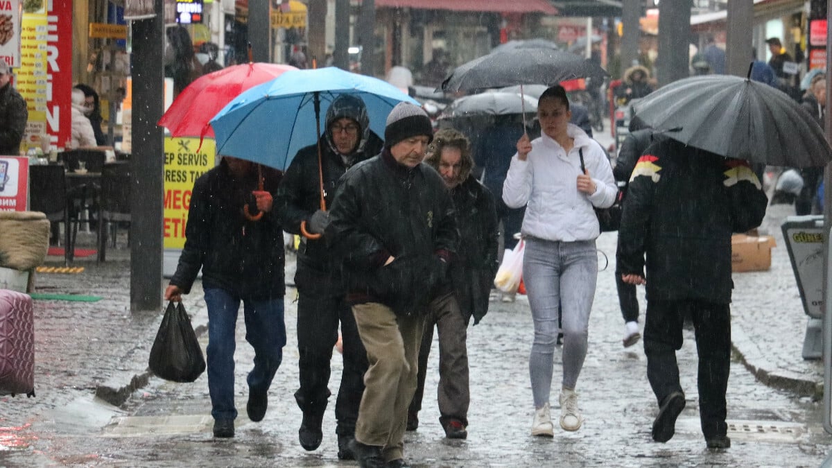 Edirne’de vatandaşlar yağmura hazırlıksız yakalandı