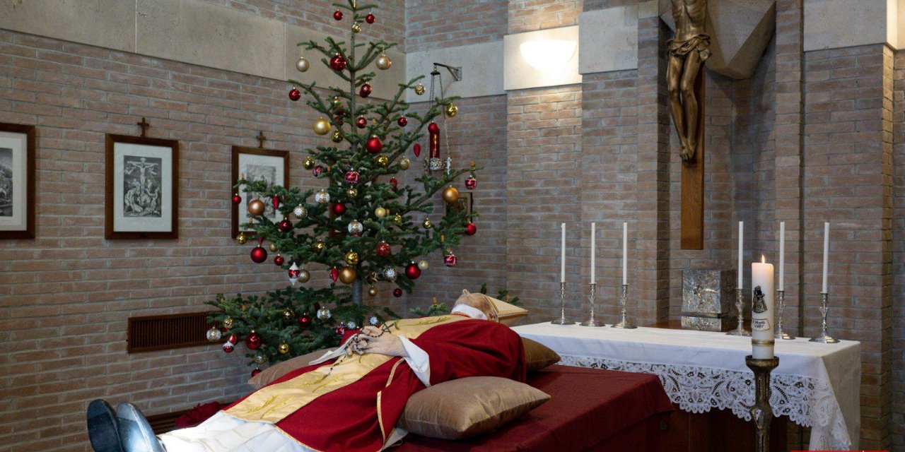 Eski Papa 16. Benediktus’un naaşı halka açıldı