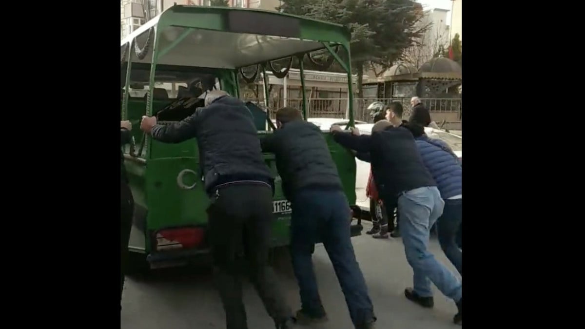İBB’nin cenaze aracını vatandaşlar itti