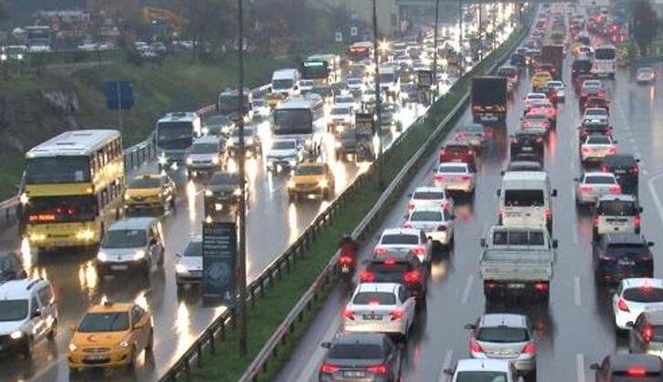 İstanbul’da gün sonu: Mesai bitti, trafik kilitlendi