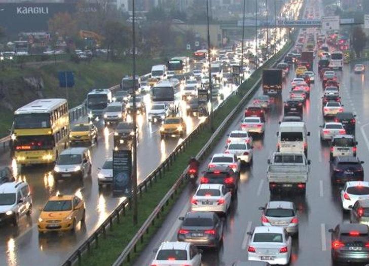 İstanbul’da gün sonu: Mesai bitti, trafik kilitlendi