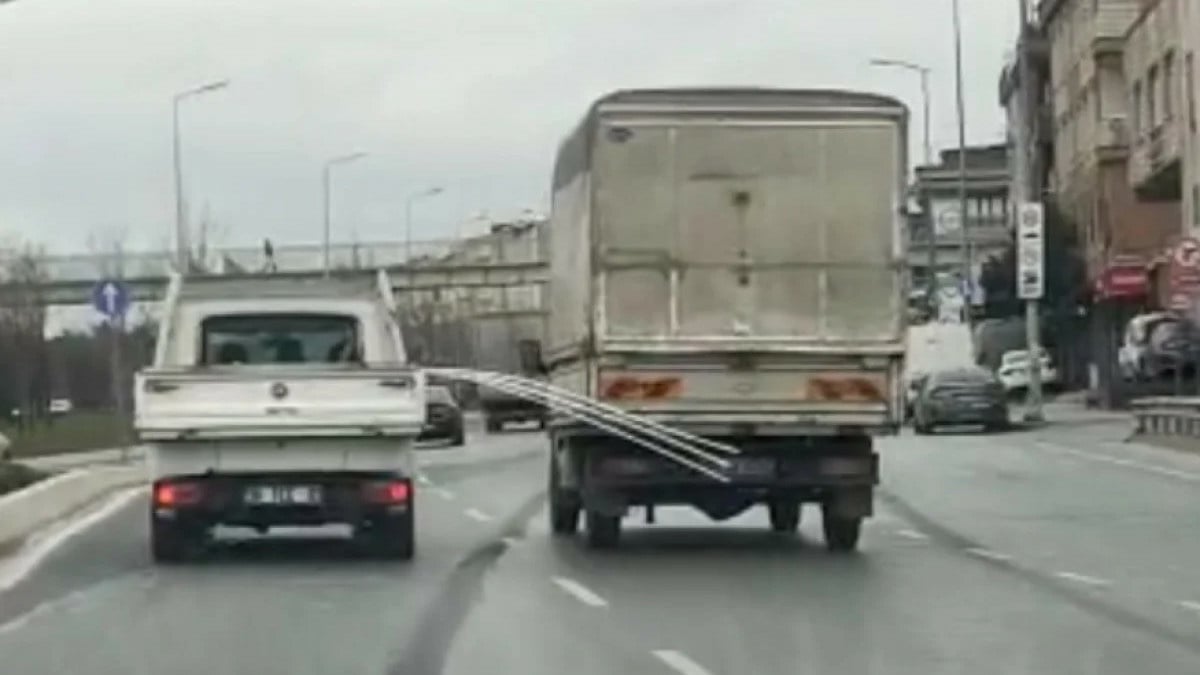 İstanbul’da kamyonetteki borular araçlara çarparak trafikte tehlike saçtı
