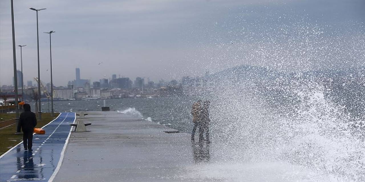 İstanbul’da vapur seferlerine lodos engeli