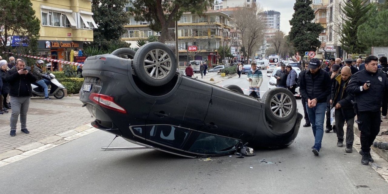 Kadıköy’de feci kaza: Kaldırımdaki yayaya çarpıp takla attı