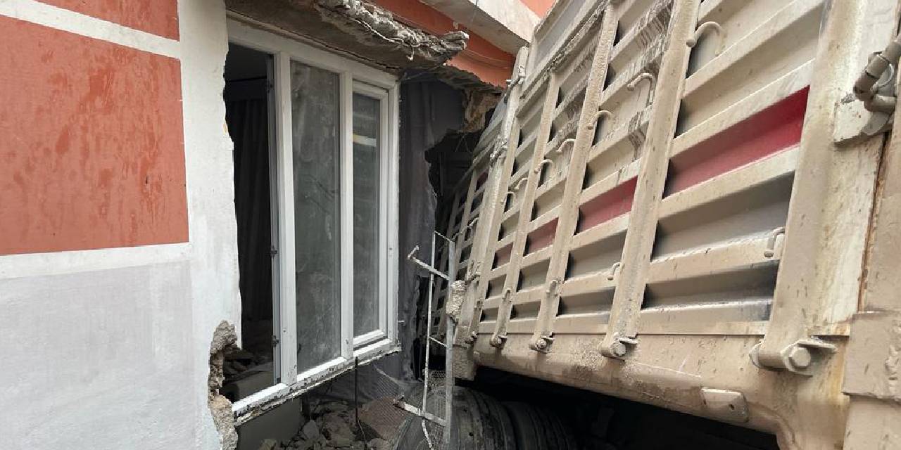 Kamyon duvara çarpıp eve girdi: 2 yaralı