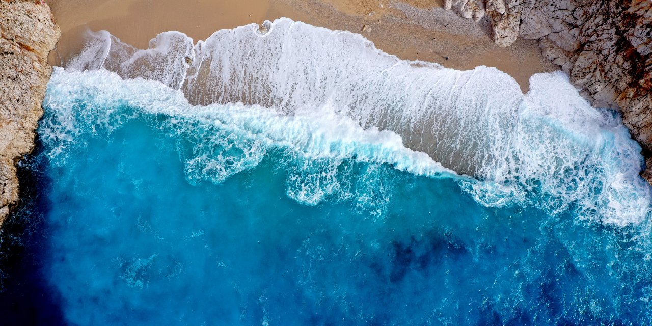 Kaputaş Plajı’nda denizin rengi değişti