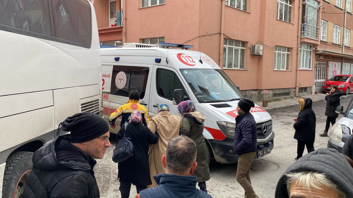 Kütahya’da freni boşalan otobüs, park halindeki araçlara ve apartmana çarptı