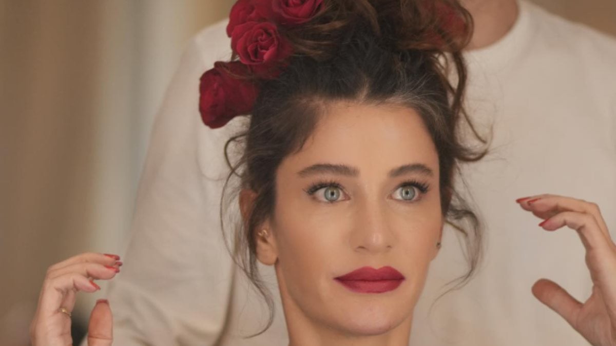 “Medusa sahnede yine” Berrak Tüzünataç dekoltenin dozunu kaçırdı, Instagram yandı!