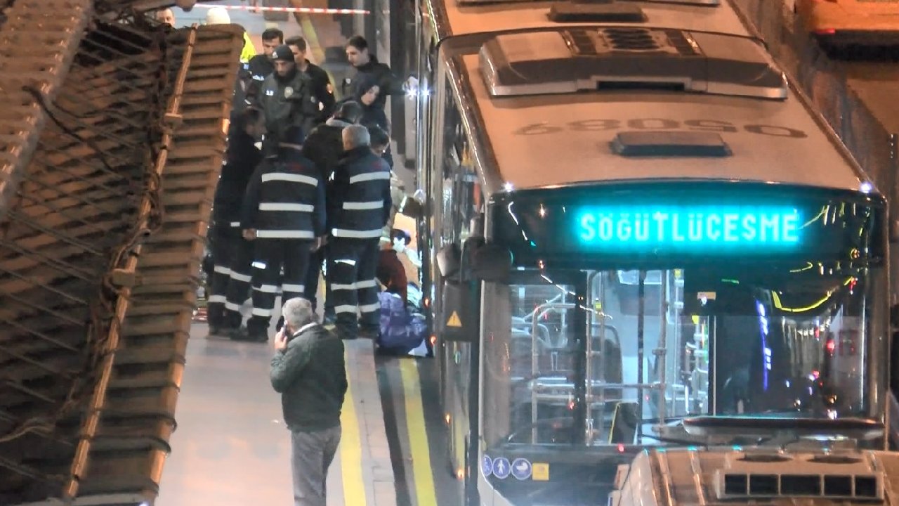 Metrobüsün altında kalan yolcu hayatını kaybetti