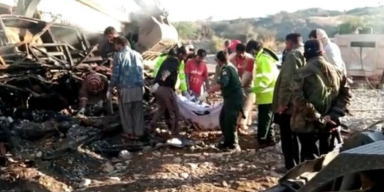 Otobüs uçuruma uçtu: 44 ölü