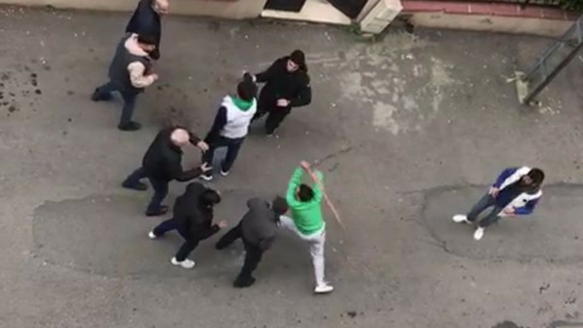 Pendik’te bıçaklı sopalı kavga kamerada