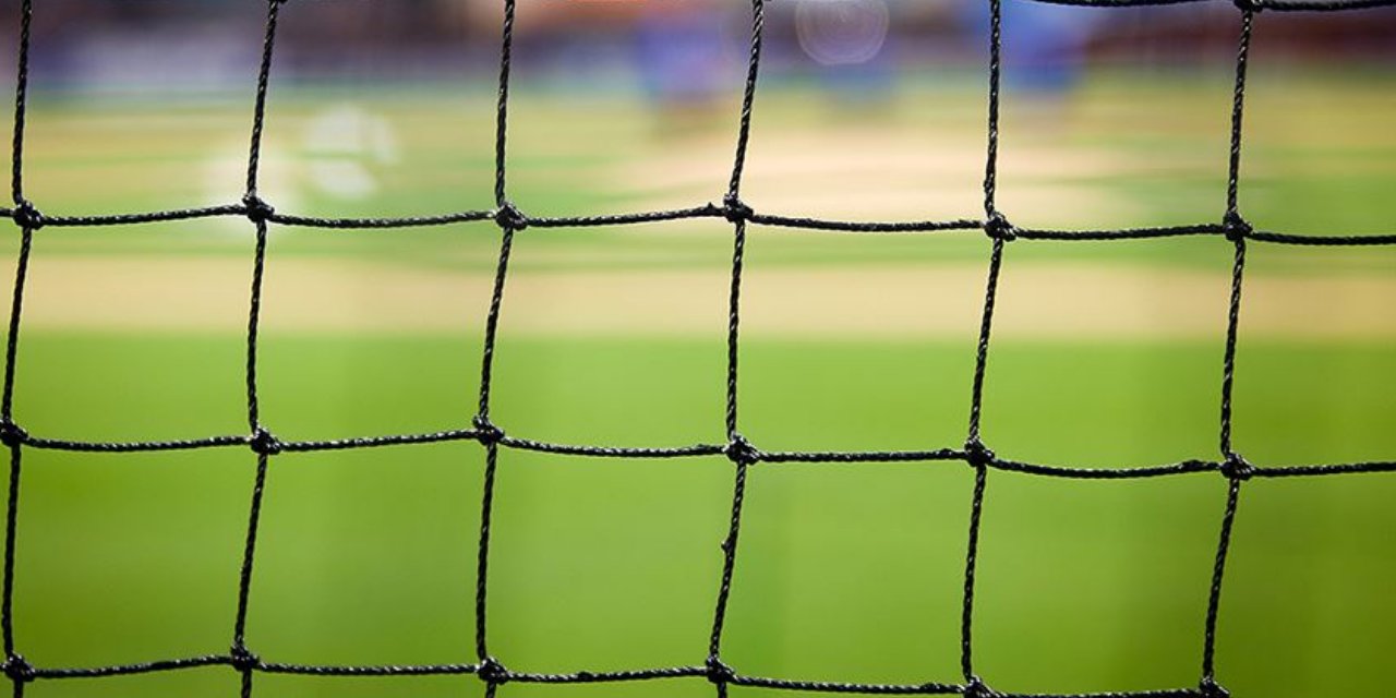 Sahaya bıçakla girmişti… Kulüple bağı kesildi