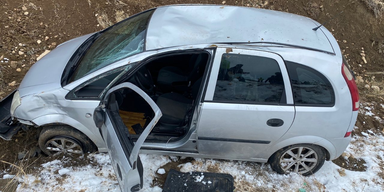 Şarampole yuvarlanan araçta mahsur kaldı&#8230; Donarak öldü