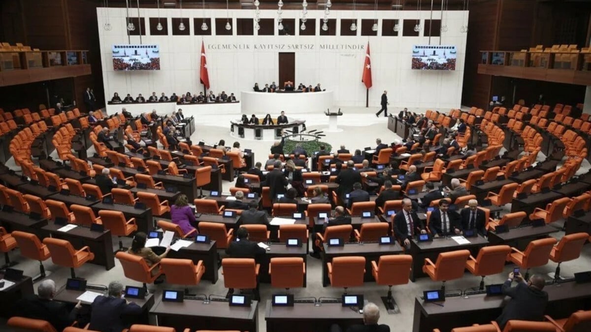 Sözleşmeliye kadro verilmesini öngören kanun teklifi yasalaştı